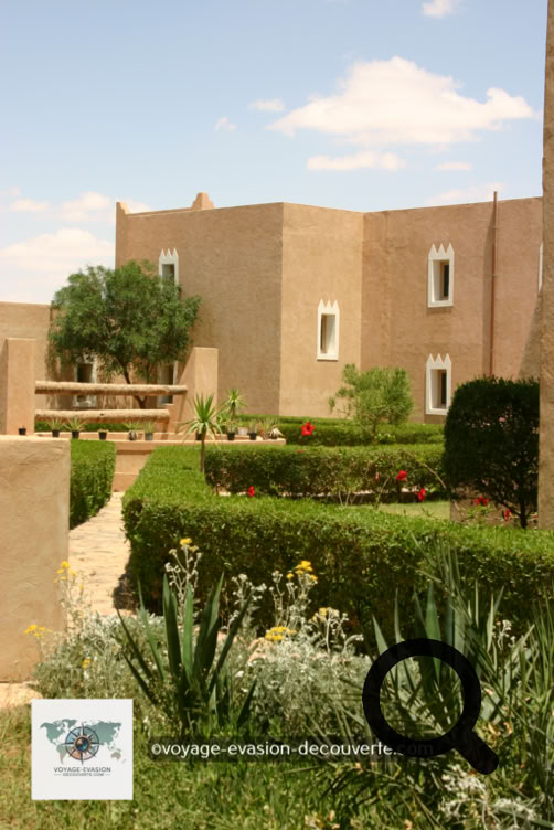 Nous avons eu la chance de dormir dans le Dar Ghadamès Hotel. Une vraie petite merveille à  5 minutes du vieux Ghadamès, il est décoré dans le style ancien berbère Amazigh.  