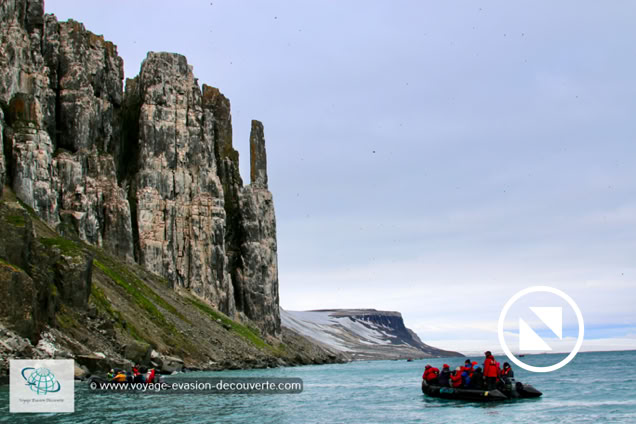 Située dans le détroit d'Hinlopen, sur l’île du Spitzberg, cette falaise longue de plusieurs kilomètres, semblable à une immense cathédrale de basalte, s’élève à plus de 200 m au-dessus de la mer.