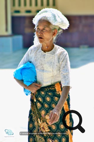 C’est l’un des temples les plus vénérés au Myanmar. Ce jour là, il y avait vraiment une effervescence dans ce temple. Des cortèges de femmes joliment vêtues portaient des bouquets de fleurs pour faire des offrandes, des familles avec leurs enfants venaient prier et sentir la présence compatissante de Bouddha. Des moines en procession se dirigeaient aussi vers ce lieu sacré pour venir se recueillir et méditer. 
