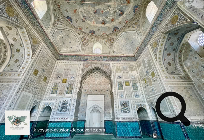 Dédiée à son père, Chah Rukh, cette mosquée se distingue par son imposant dôme turquoise posé sur un tambour orné d'arabesques et d'inscriptions coraniques.