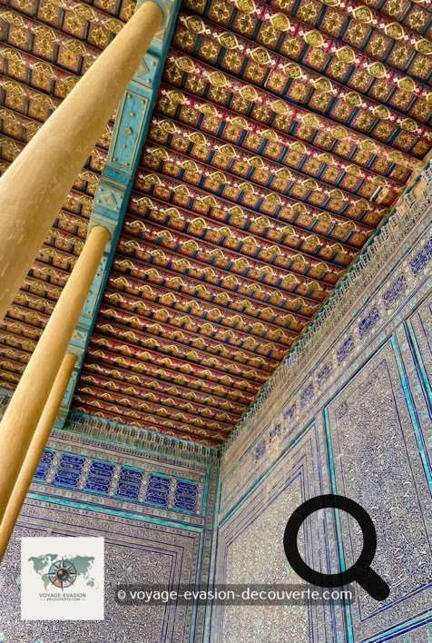 La visite débute par la cour d’honneur, puis par la mosquée d’été, un véritable bijou d’élégance et de simplicité. Sa structure ouverte, soutenue par de magnifiques colonnes en bois sculpté, crée un jeu d’ombres et de lumière apaisant. Les murs, ornés de carreaux de céramique bleu et blanc, reflètent le raffinement du style khorezmien.