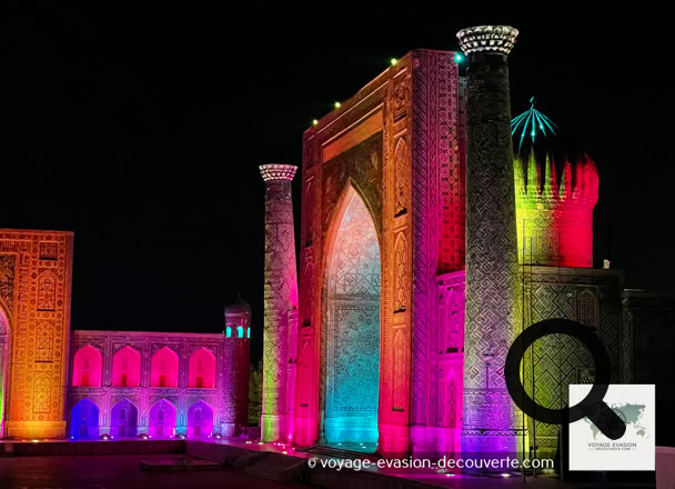 Le soir, le Régistan s’illumine de mille feux grâce à un spectacle de lumière qui sublime les bâtiments. Un moment absolument magique, presque irréel — sans doute l'un des plus beaux souvenirs de notre voyage.
