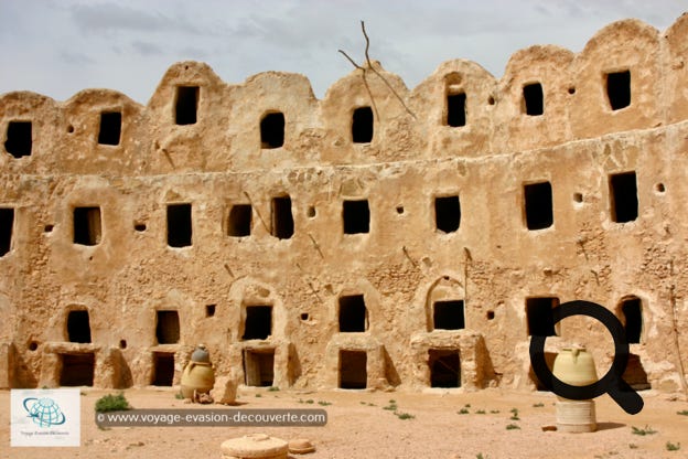 C’est un immense grenier fortifié de forme circulaire construit au 7ème siècle. Il a été construit sur quatre niveaux pour servir de grenier aux familles des environs en échange du quart de leurs récoltes. Le bâtiment comprenait à l'origine 114 chambres, ce qui pourrait être le nombre de familles travaillant pendant la période de construction. Ce grenier semblable à une forteresse, a été utilisé en continu pendant plus de neuf siècles.