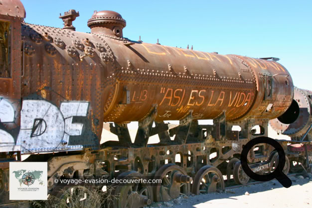 Nous partons en direction de la ville de San Cristobal avec un petit arrêt sur la route dans un cimetière de trains à vapeur. Il est situé à 3 km d'Uyuni et est relié à l'ancienne voie ferrée. La ville servait jadis de plaque tournante pour les trains transportant des minerais en direction des ports de l'océan Pacifique.