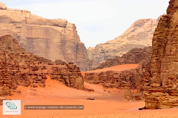 C’est un paysage désertique comportant des canyons, des arches naturelles, des falaises de grès brun, des grottes et des dunes de couleurs orange. Situé au Sud de l'Arabah, il a été inscrit au Patrimoine mondial en 2011 en tant que bien mixte naturel et culturel. Le site est aussi appelé Iram dans les textes nabatéens.