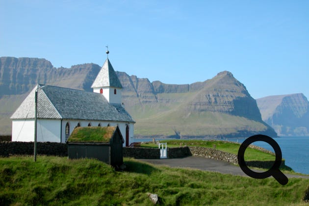 Perchée sur une falaise ouverte sur  un océan d’un calme impérial, la petite église toute blanche du village semble  veiller sur le Fjord et guetter le retour des marins du village. Viðareiði est aussi un point de départ d'une vaste zone de randonnées.